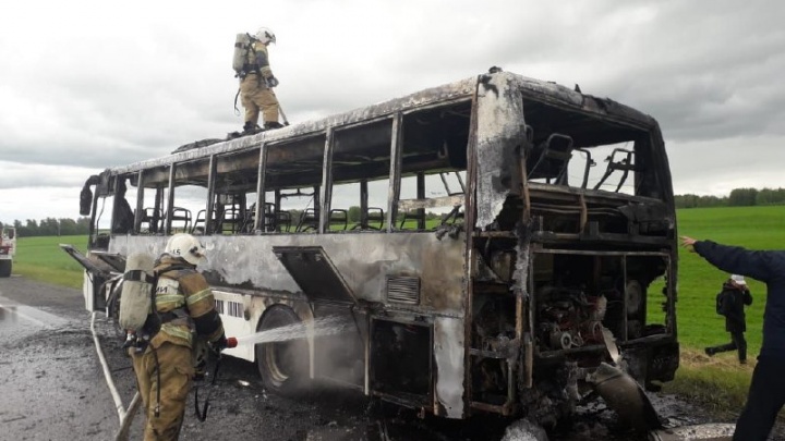 Возле тюменского села загорелся автобус с пассажирами внутри