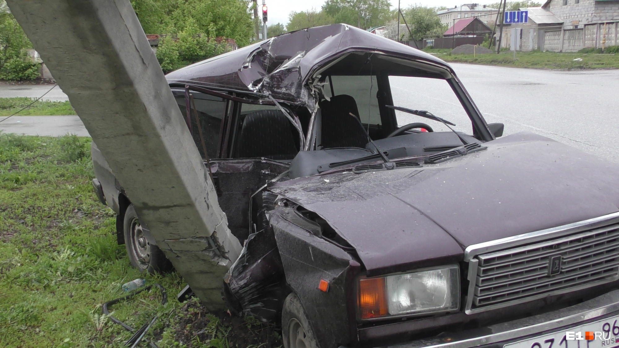 На Урале трое подростков попали в ДТП. Они угнали машину, убегали от полицейских и врезались в столб