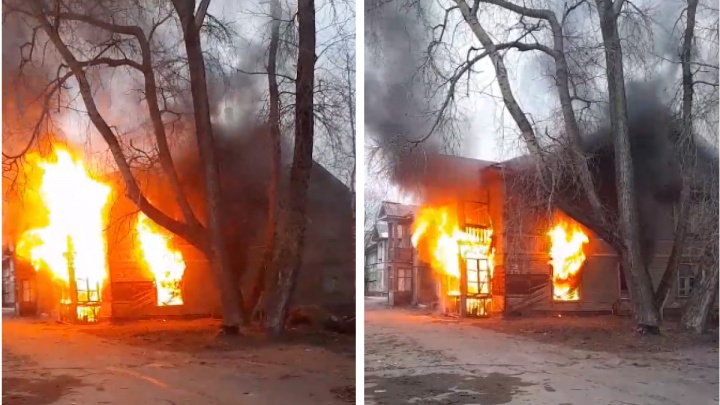 В центре Северодвинска вспыхнул дом: это сняли на видео