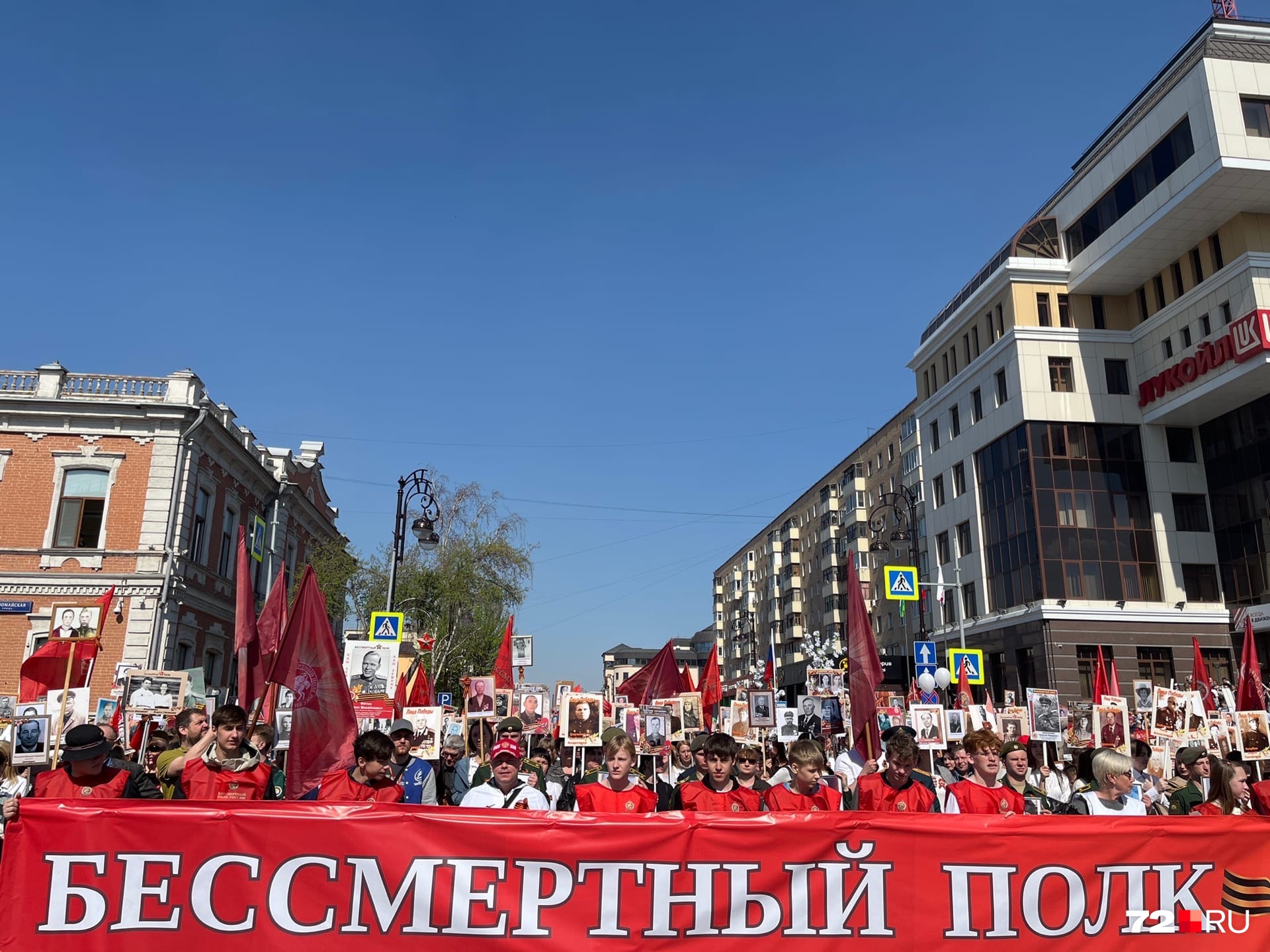 Горожане вышли с портретами своих родственников Горожане вышли с портретами своих родственников