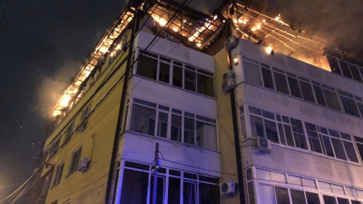 В центре Адлера горит многоквартирный жилой дом
