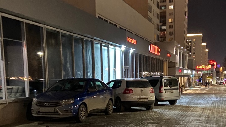 «Мамы с колясками должны шугаться наглых водителей?» Тротуар в центре Челябинска превратили в парковку