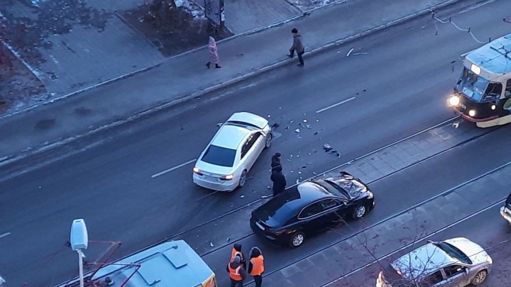 Две Toyota Camry столкнулись на Луначарского и остановили движение трамваев