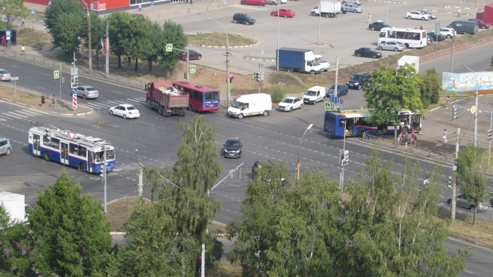 Три человека госпитализированы: в Ярославле столкнулись автобус и троллейбус
