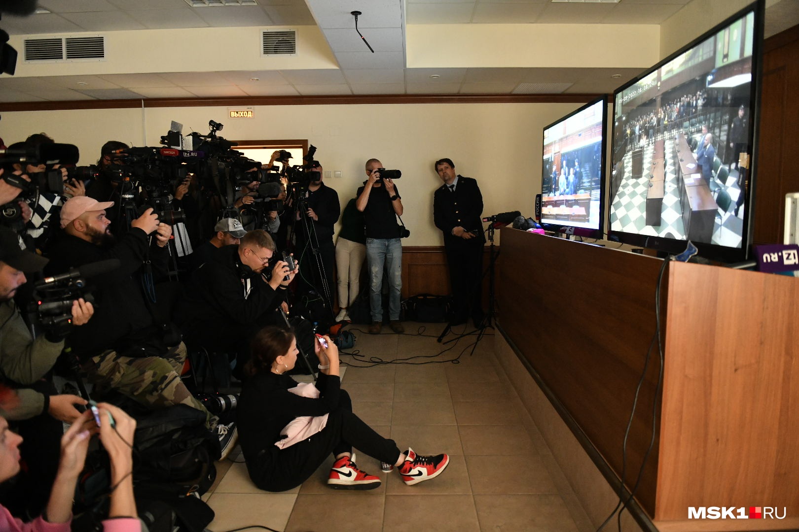 Зал с трансляцией для телевизионщиков и фотокорреспондентов, в котором разрешили снимать