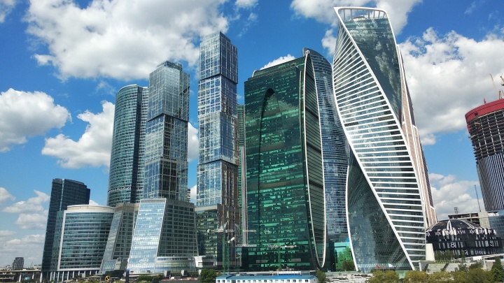 Франчайзи сети «ШашлыкоFF» оказался среди владельцев небоскребов в «Москва-Сити» (вместе с ним архитектор «дворца Путина»)