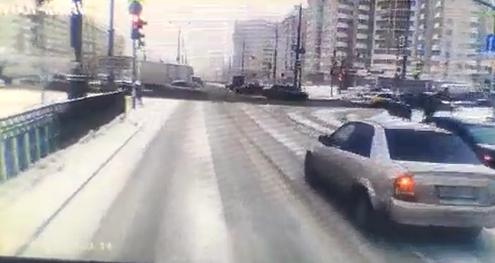 В Екатеринбурге разыскивают свидетелей ДТП со скорой, которая везла пациента в тяжелом состоянии в больницу