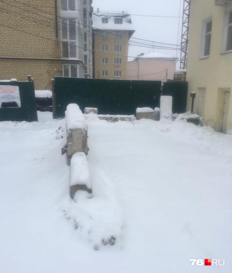 Бетонные блоки, по словам строителей, мешают проезду техники Бетонные блоки, по словам строителей, мешают проезду техники