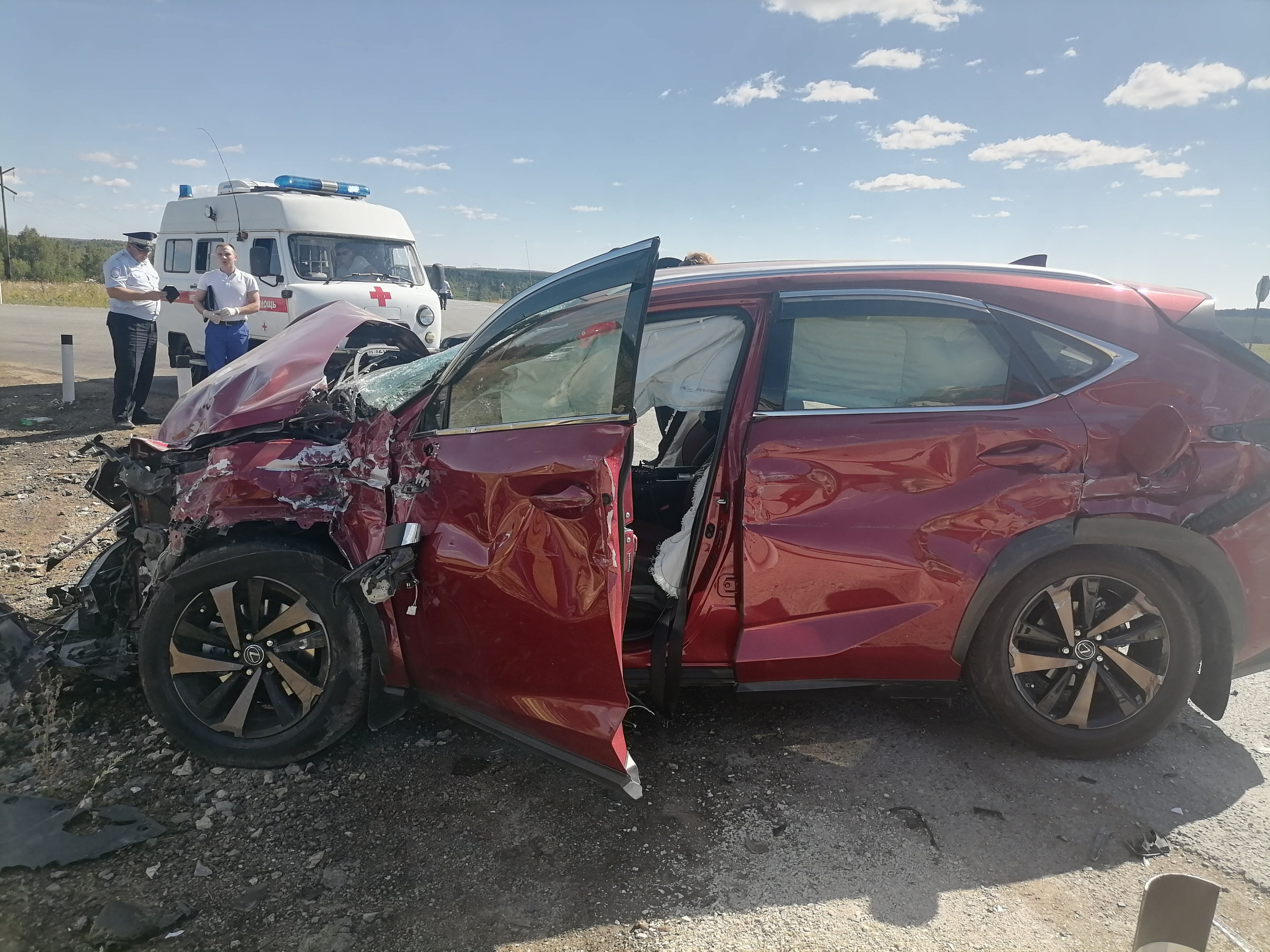 Машину разнесло в щепки. В Свердловской области екатеринбуржец на Lexus протаранил грузовик