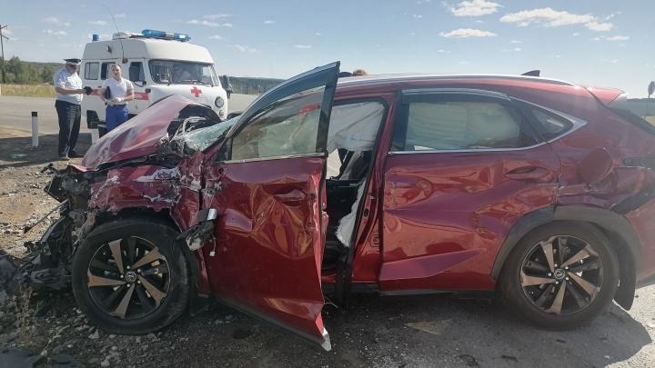 Машину разнесло в щепки. В Свердловской области екатеринбуржец на Lexus протаранил грузовик