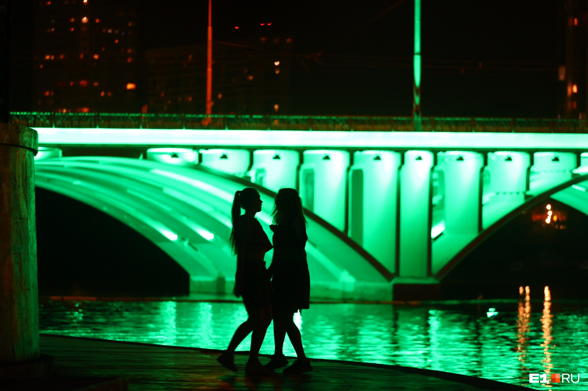 Яркое шоу каждый вечер: мэрия решила оставить подсветку Макаровского моста