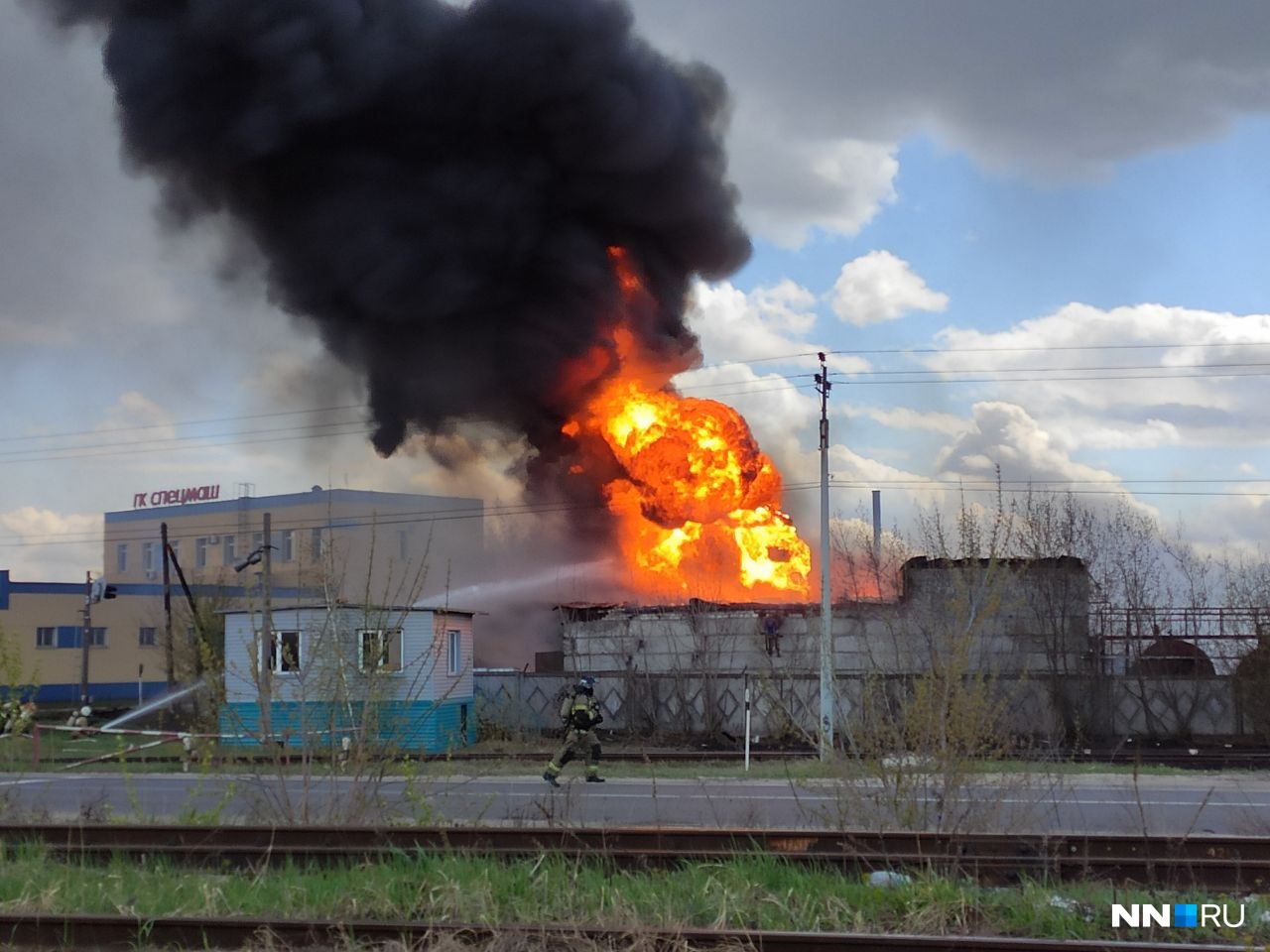 Пожар в промзоне Дзержинска возник на территории «ЛД-Трейд». Компания продает ацетон и другие растворители