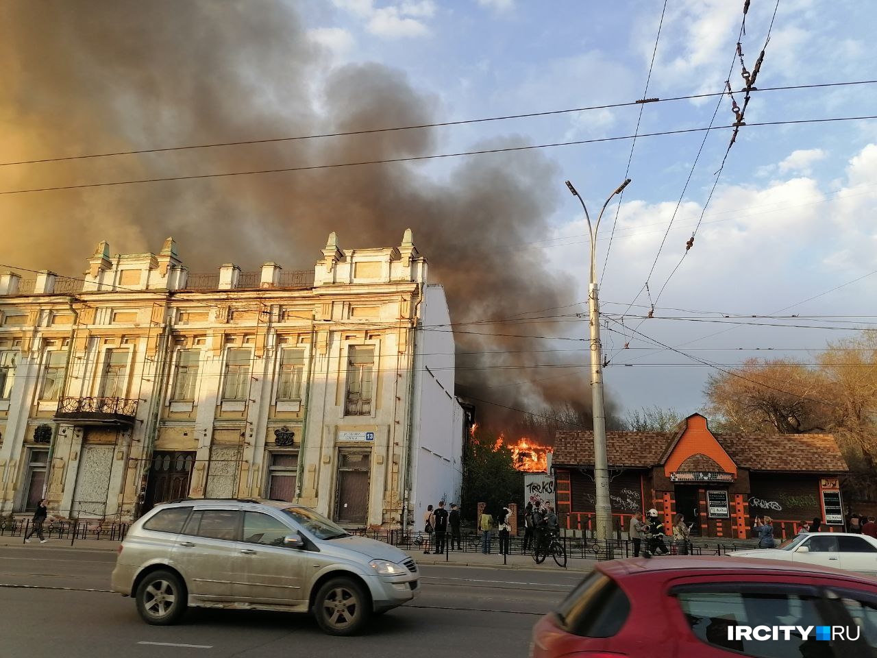 Двухэтажная постройка за старым зданием ТЮЗа горит в Иркутске на улице Красноармейской