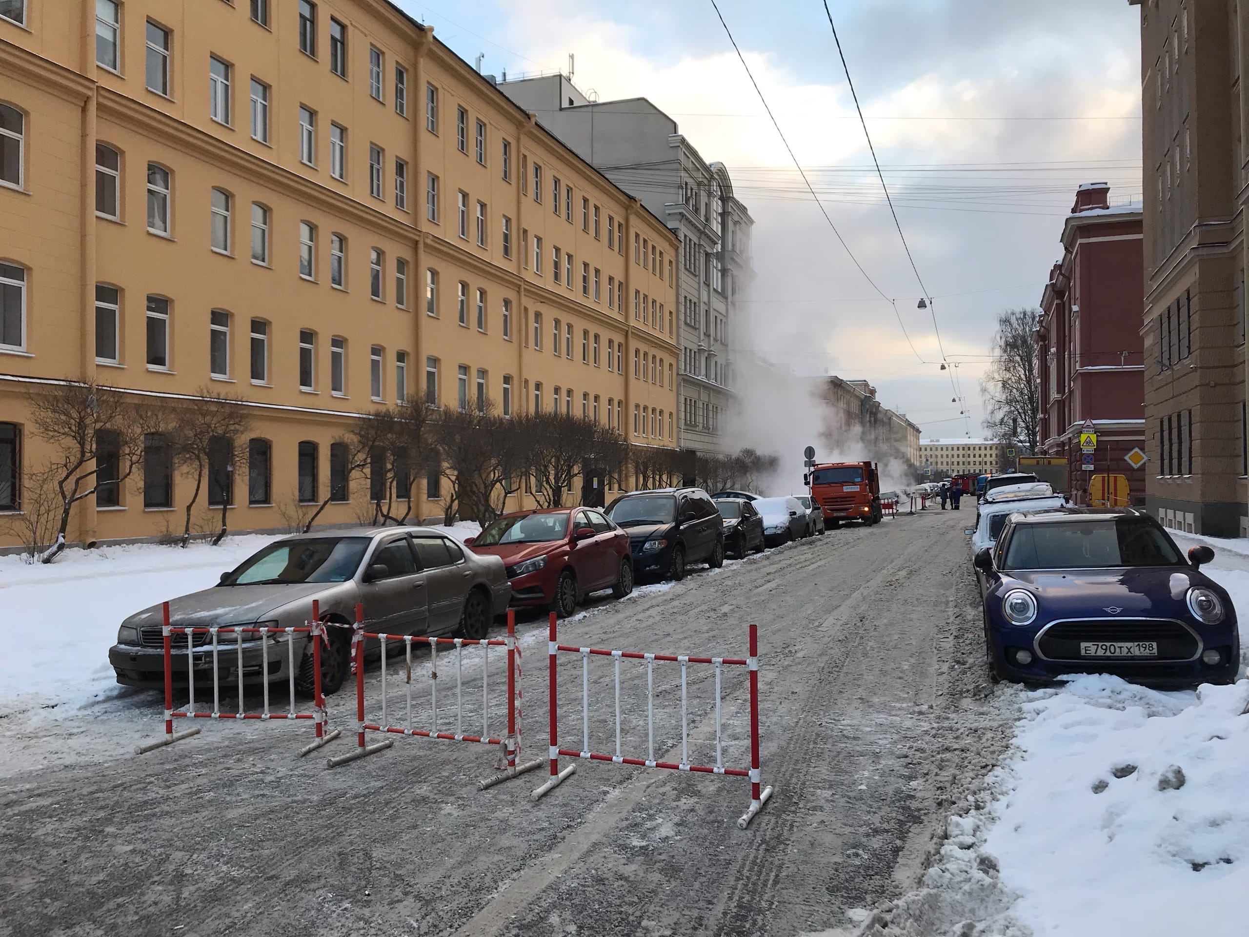 Прорыв трубы на Дровяной пощекотал нервы автомобилистам. На очереди жильцы  137 домов | 10.01.2022 | Санкт-Петербург - БезФормата