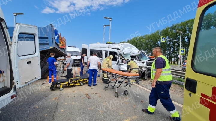 Врезался в КАМАЗ: пять человек погибли в Башкирии при столкновении пассажирского микроавтобуса и грузовика