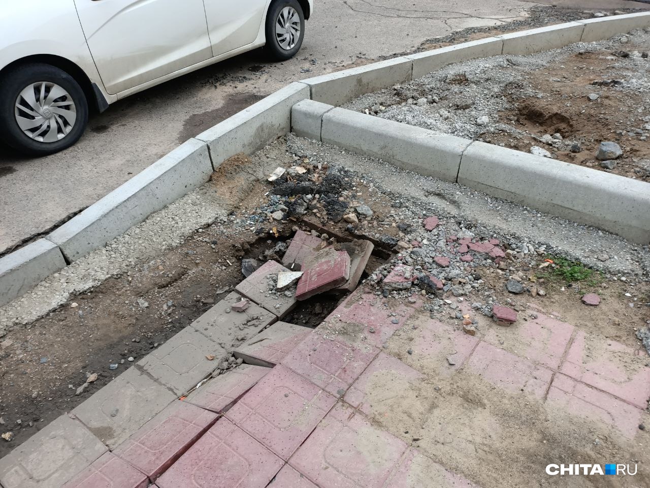 Дорожники при ремонте сломали тротуар в центре Читы и не чинят
