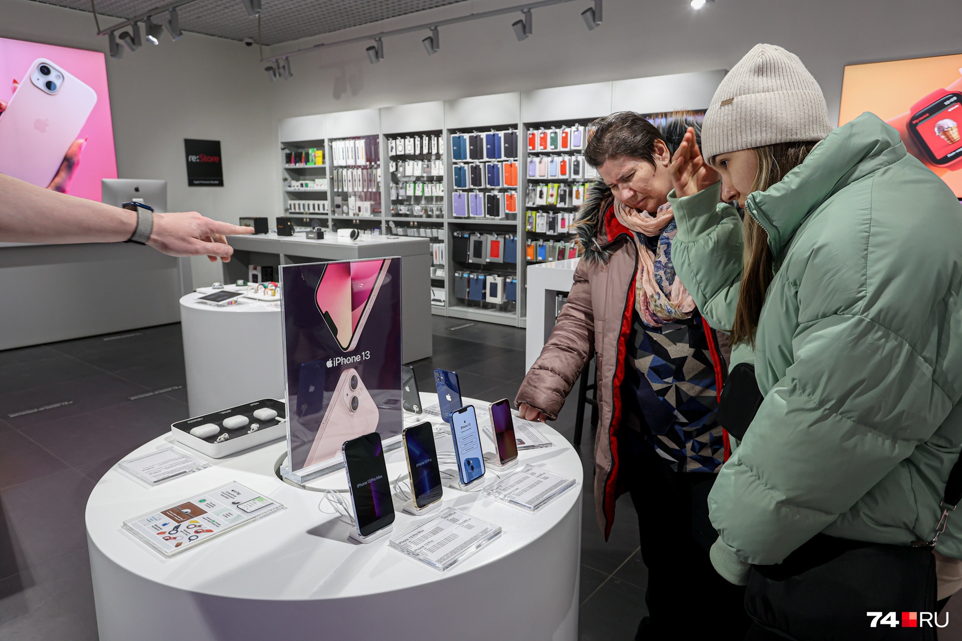 Магазины техники Apple вновь распахнули двери, но большинство посетителей теперь только поглядывает на айфоны Магазины техники Apple вновь распахнули двери, но большинство посетителей теперь только поглядывает на айфоны