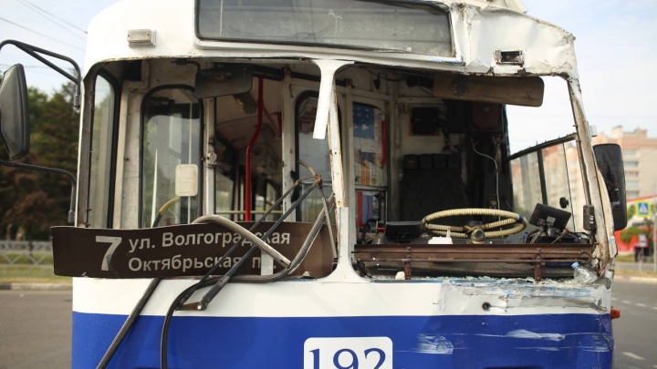 Пол усыпан стеклами: фоторепортаж с места столкновения троллейбуса и автобуса в Ярославле