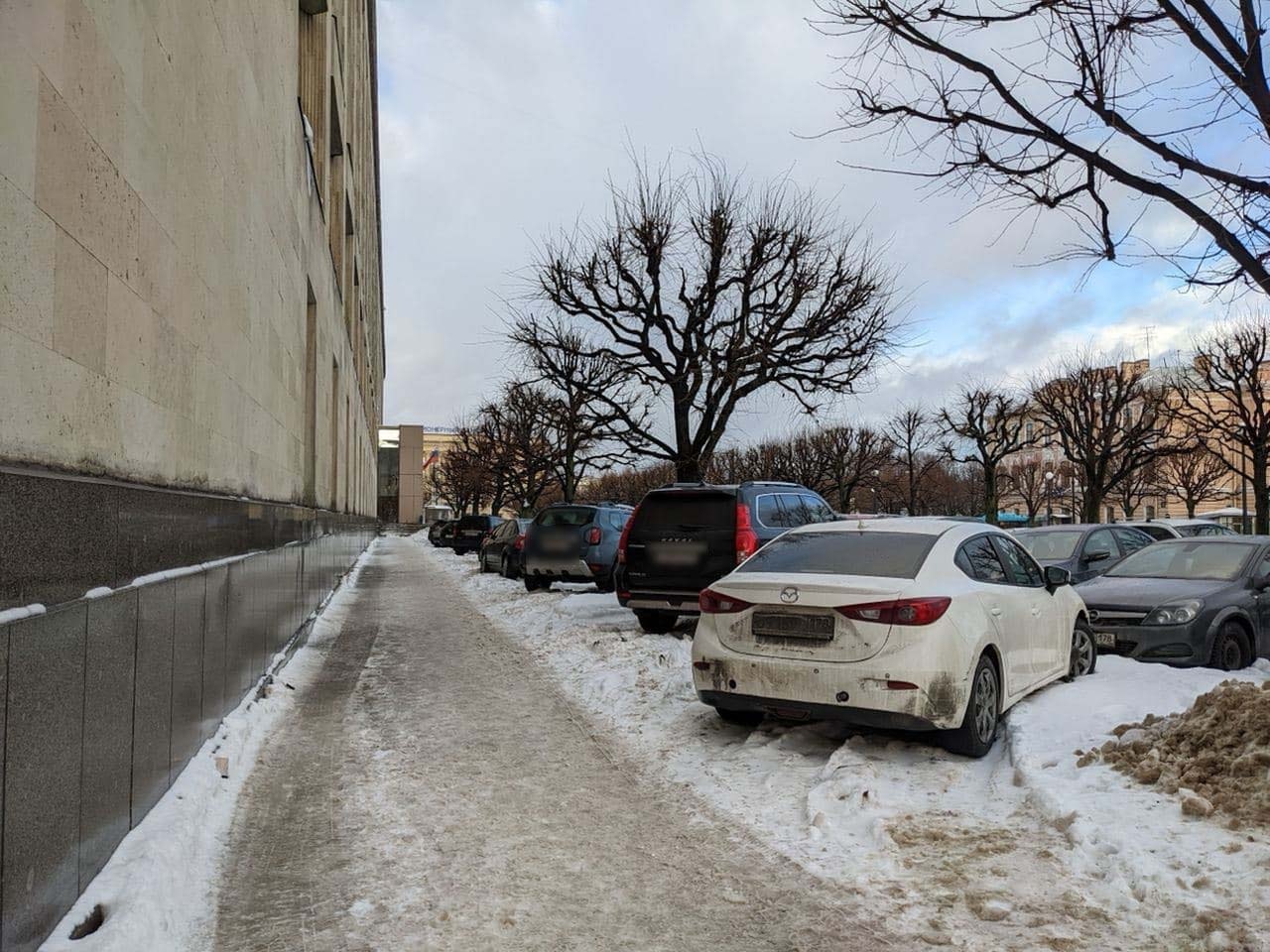 Напротив Смольного машины встают в очередь на парковку на тротуаре, а  въезжают по «зебре» | 21.02.2022 | Санкт-Петербург - БезФормата