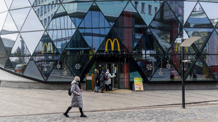 В красноярских McDonald's работает больше 600 сотрудников — им всем обещают сохранить зарплату