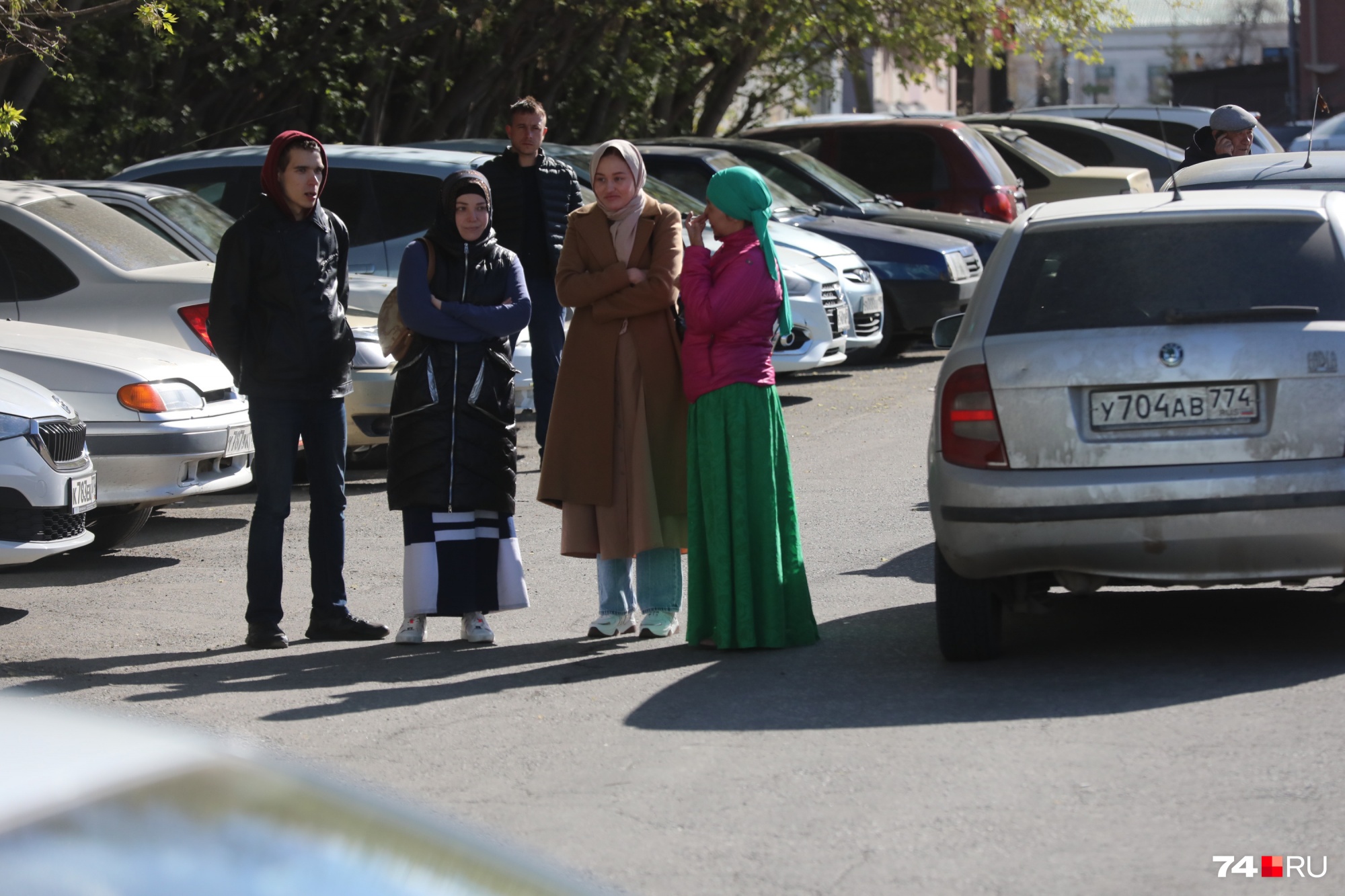 Женщины ждали мужчин недалеко от мечети