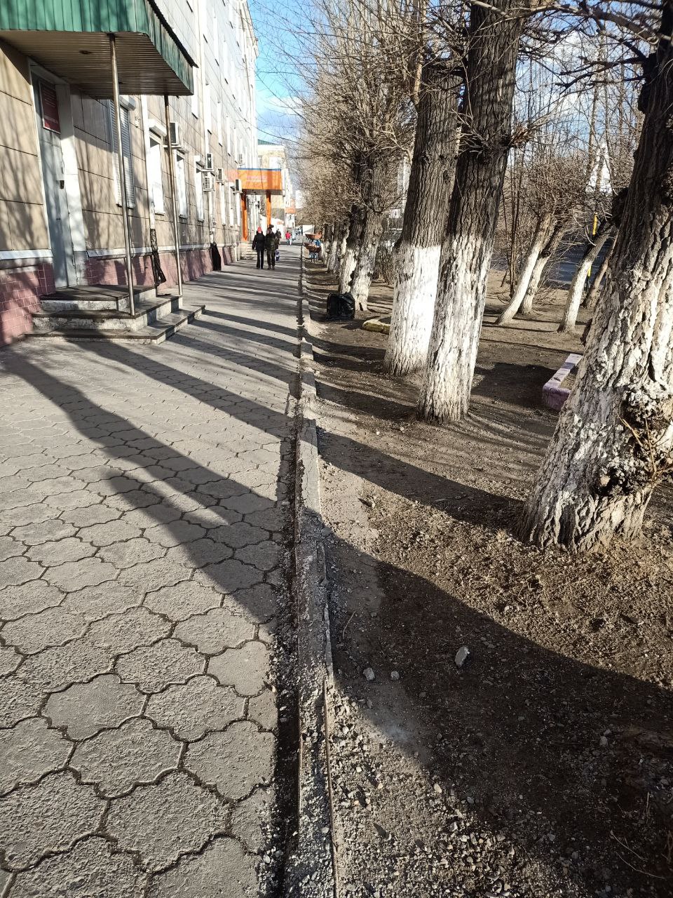 На улице Бабушкина тротуар тоже рассыпается