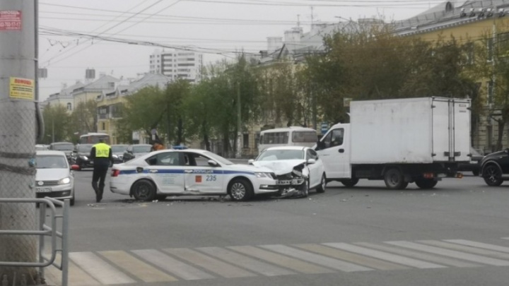 Стали известны подробности аварии с машиной ДПС на улице Доватора