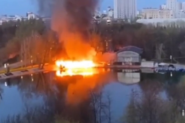 Загорелся шатер в парке Якутова