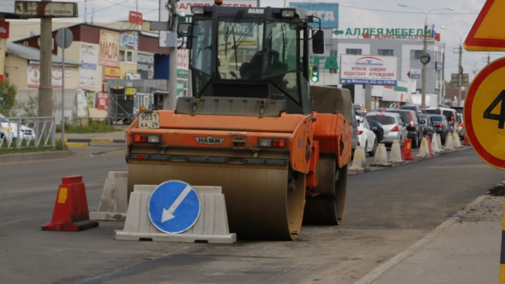 На Московском проспекте в Архангельске перекрыли полосу на участке у насыпи