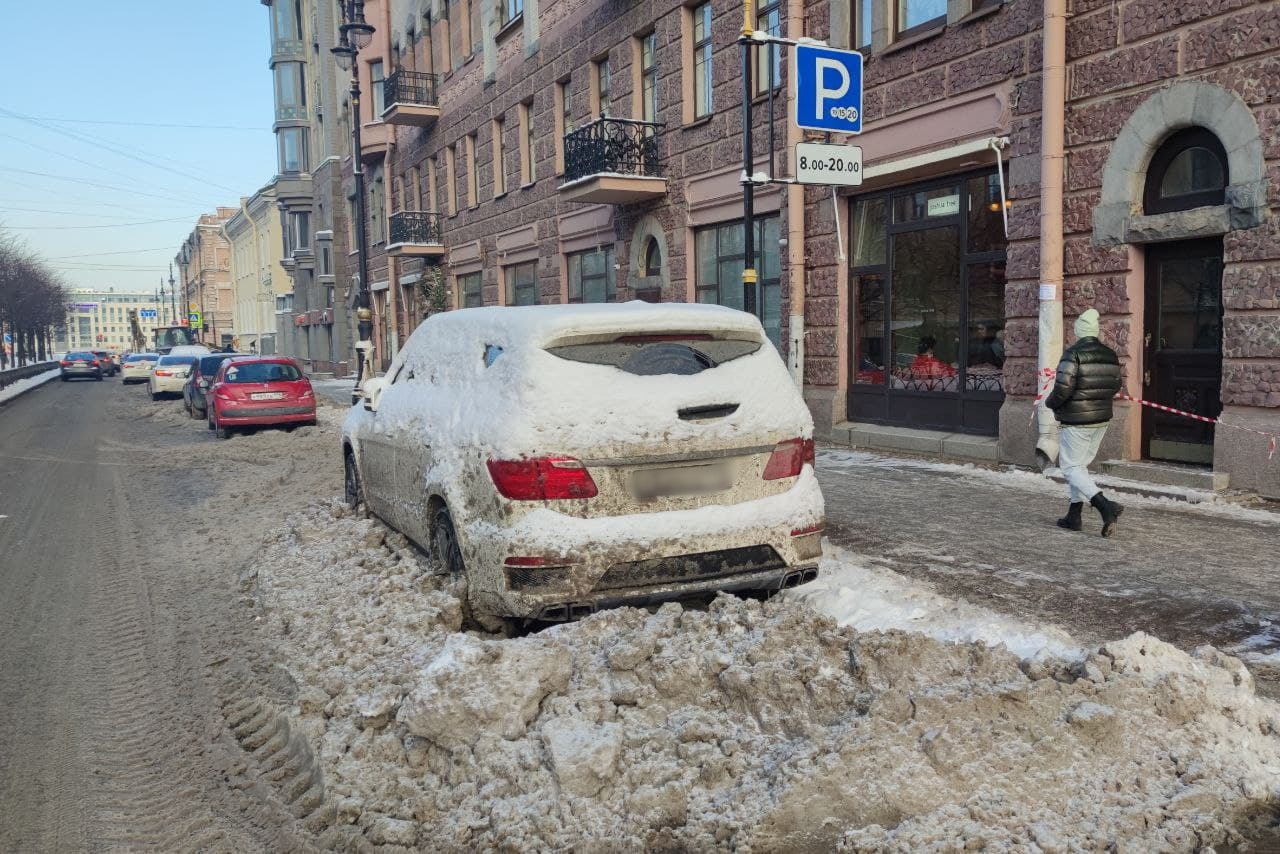 Спб платно. Снег в СПБ. Сугробы в Питере. Снежный Питер. Уборка парковок от снега.