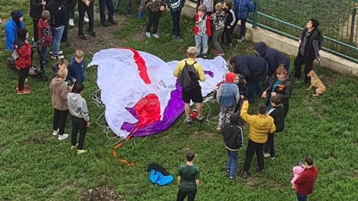 В Краснодаре парашютист спрыгнул с общего балкона многоэтажки и получил травмы