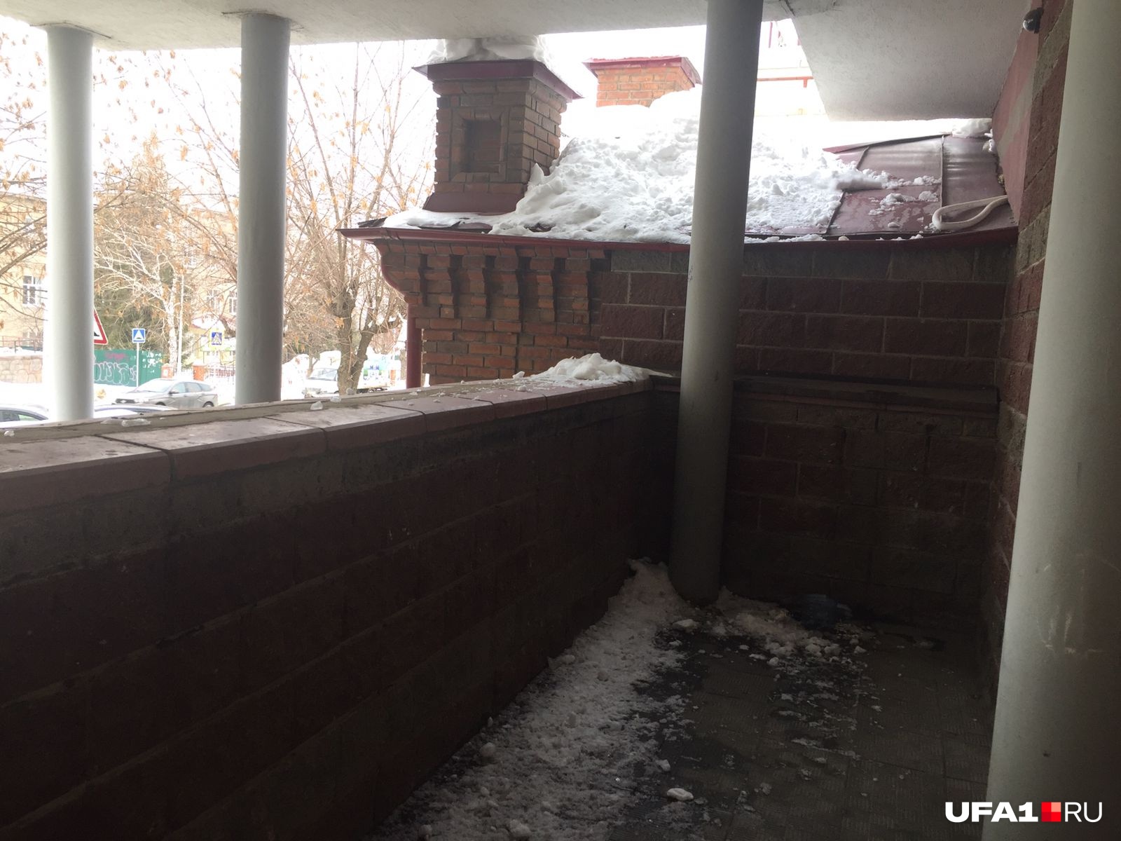 Горожанке повезло стоять чуть дальше места падения глыбы Горожанке повезло стоять чуть дальше места падения глыбы