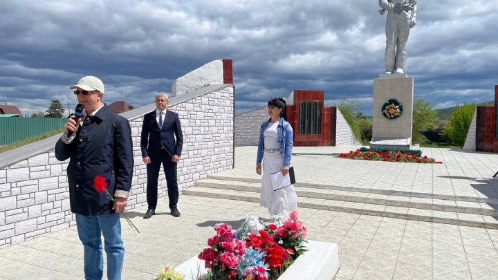 Звезды Забайкальского кинофестиваля возложили венки к мемориалу участникам ВОВ в районе Забайкалья