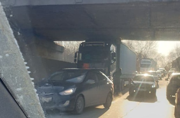 В Екатеринбурге грузовик попытался проехать под мостом, но застрял