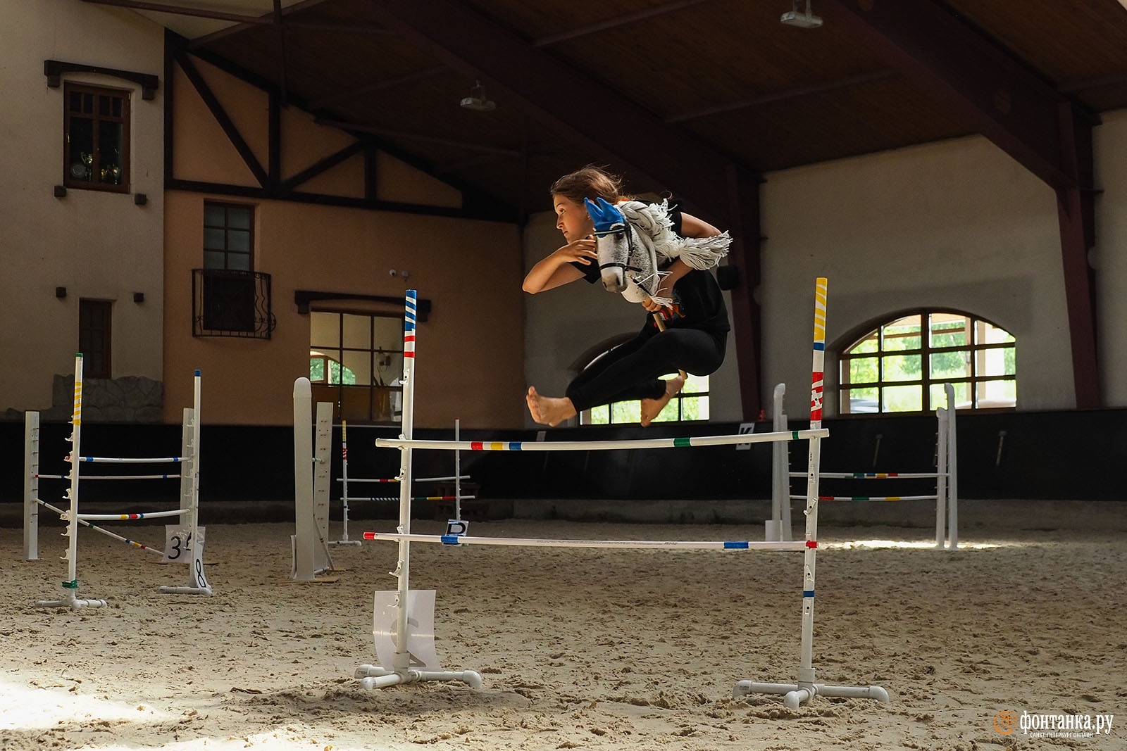 Хоббихорсеры прогоняют квадробера с лужайки. Соревнования по хоббихорсингу в москве. Алиса аарниомяки хоббихорсинг. Хоббихорсеры прогоняют квадробера с лужайки. Хоббихорсеры прогоняют квадробера с лужайки.