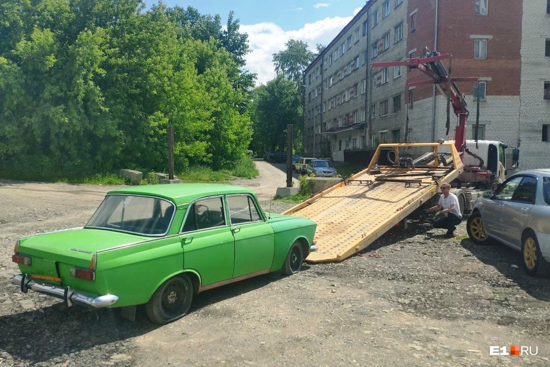 Из-за порезанных шин москвич пришлось увозить со стоянки на эвакуаторе