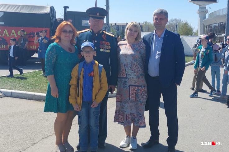Олег Борисович в форме, рядом — супруга Лариса и сын Егор. Справа от них — брат Олега Борисовича Михаил с супругой Оксаной Олег Борисович в форме, рядом — супруга Лариса и сын Егор. Справа от них — брат Олега Борисовича Михаил с супругой Оксаной