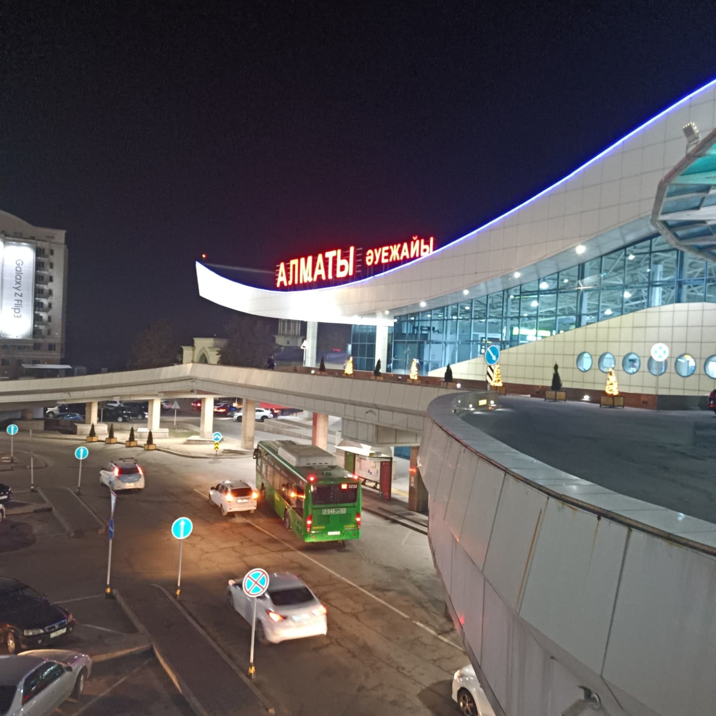 4 января аэропорт еще сверкал огнями, но самолеты в Алма-Ату уже не летали