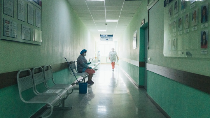 «Масочный режим не отменен!» — больницы в Чите не пускают без маски, несмотря на заявления властей