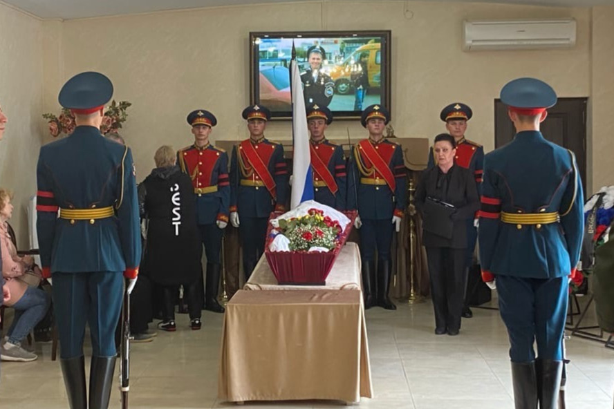 Проводить в последний пусть бойца пришли несколько десятков человек Проводить в последний пусть бойца пришли несколько десятков человек