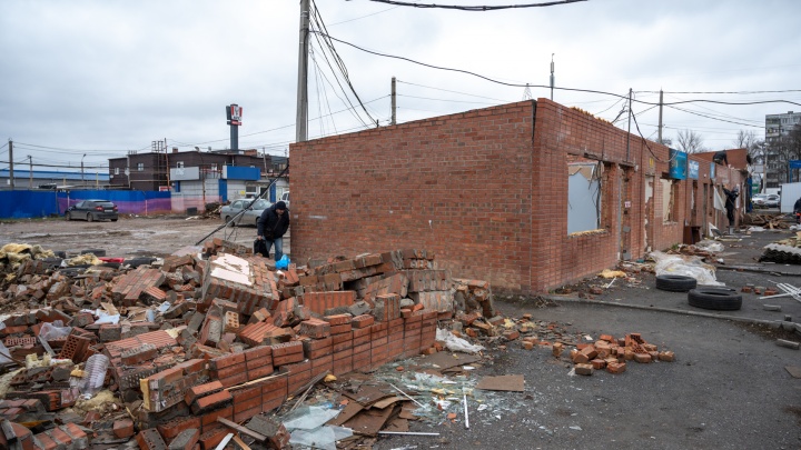 На авторынке «Фортуна» в Ростове начали сносить неработающие павильоны — фото