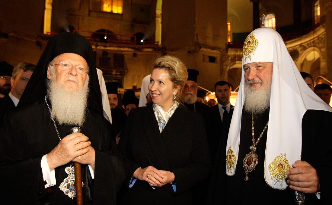 <i class="_">Патриарх Константинопольский Варфоломей I и Патриарх Кирилл во время осмотра Кронштадтского Морского собора (в центре Светлана Медведева, супруга в тот момент президента РФ), 2010 год.</i>