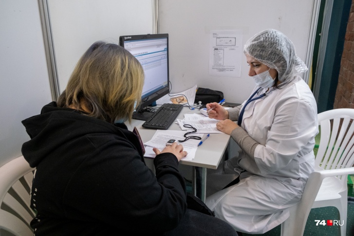 По данным на январь 2022 года, в Кузбассе работают 8966 врачей, <nobr class="_">22 070</nobr> специалистов среднего звена и 3660 человек младшего медперсонала