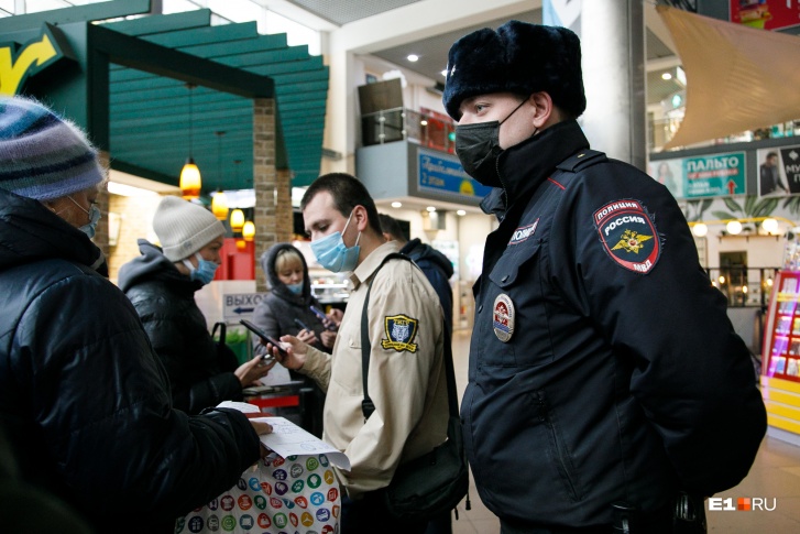 В первый день введения QR-кодов полицейские помогали охранникам следить за порядком В первый день введения QR-кодов полицейские помогали охранникам следить за порядком