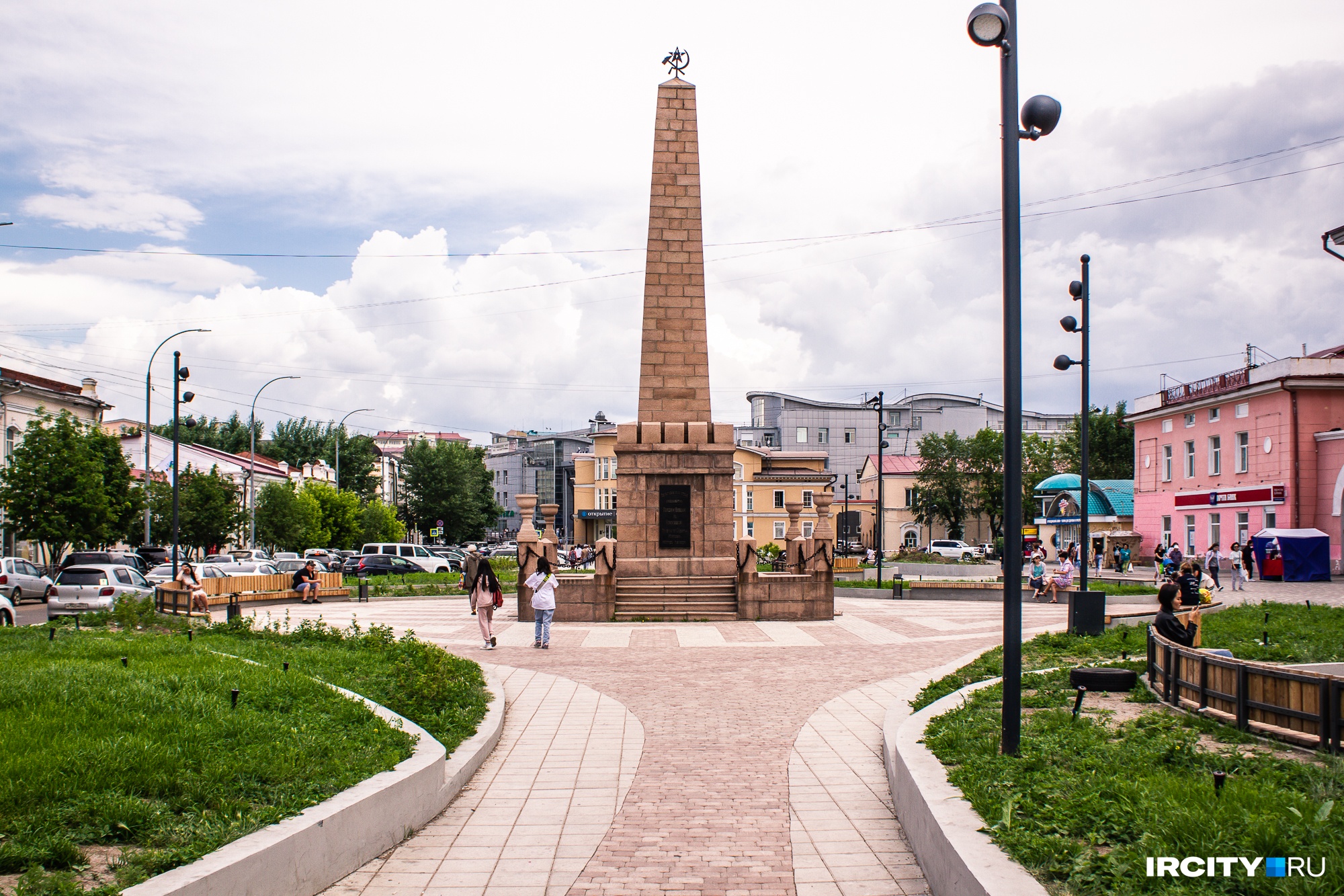 Памятник борцам, павшим за коммунизм, в центре площади Революции
