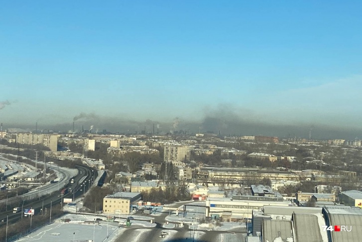 Так небо над Челябинском выглядит сегодня: над горизонтом взвесь, а сверху яркое небо