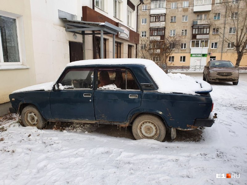 Катя мечтала научиться водить. Это была ее машина Катя мечтала научиться водить. Это была ее машина
