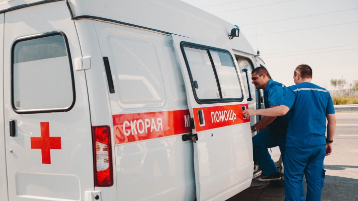 В Тюменской области легковушка попала под грузовик. Два человека погибли