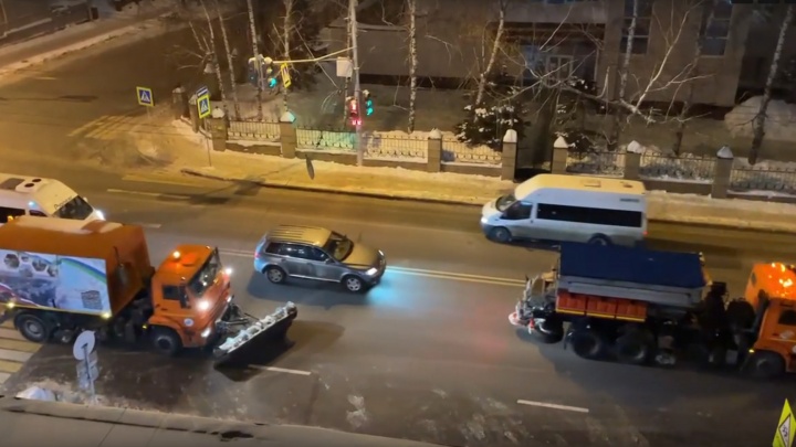 «Зачем тратить топливо?»: жители Уфы засняли снегоуборочную технику, которая кружит по городу вместо уборки снега