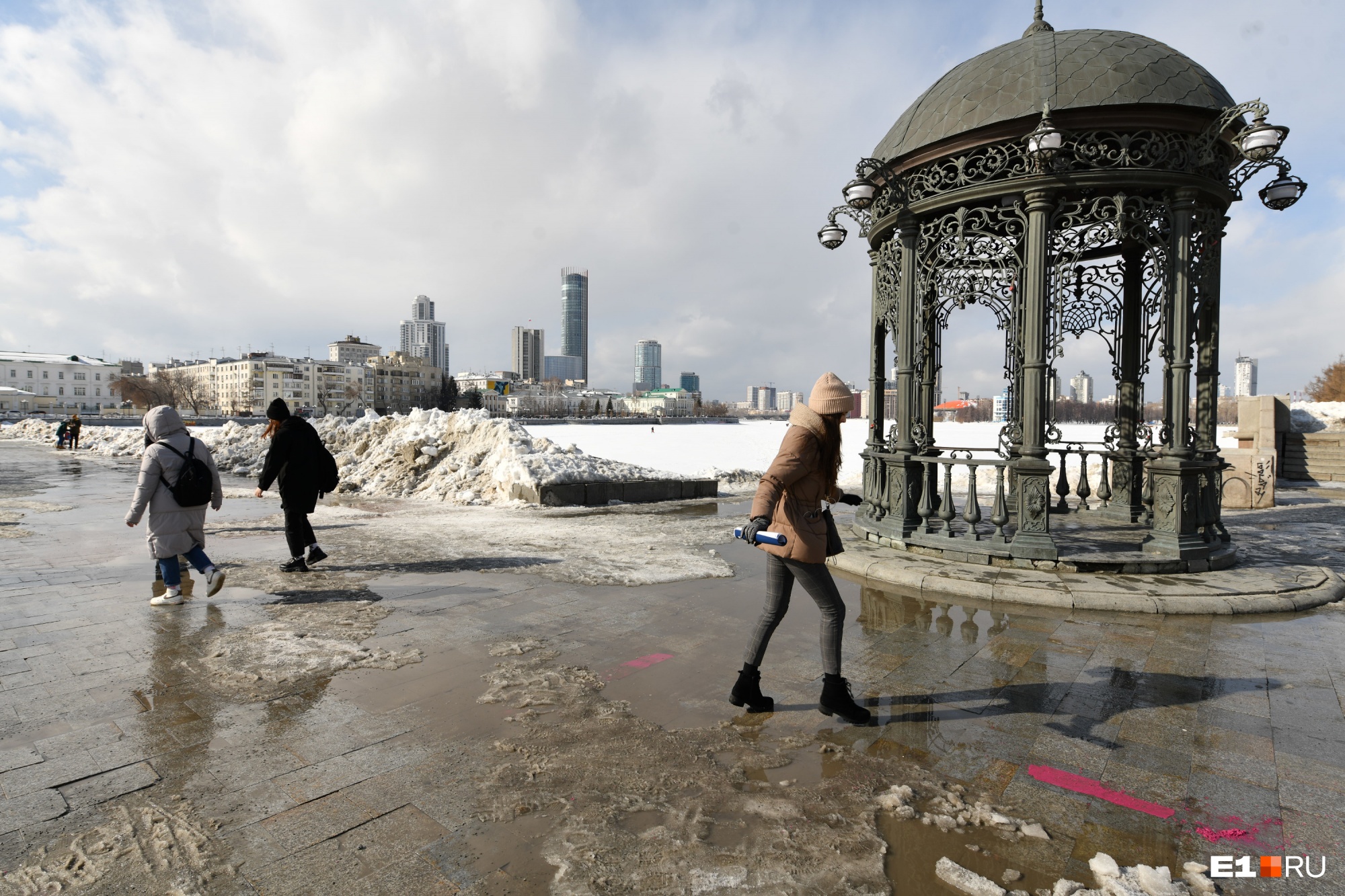 Встретим оттепель: в начале февраля в Екатеринбурге потеплеет почти до ноля градусов